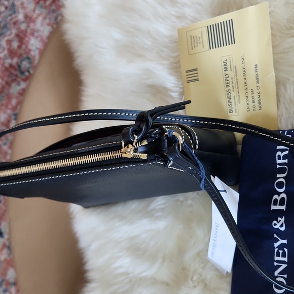 Beautiful NWT Dooney & Bourke Black Leather Ginger Pouchette Crossbody Bag๐ค๐๐ - Picture 5 of 16